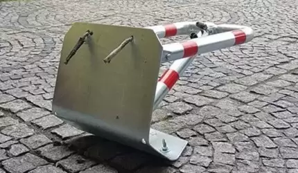 Kto "sforsował" zaporę parkingową na dziedzińcu Domu Kultury?