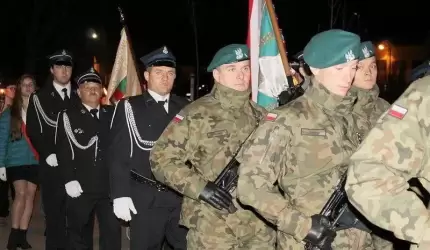 Salwa honorowa, apel pamięci... - Obchody Święta Niepodległości w Miękini