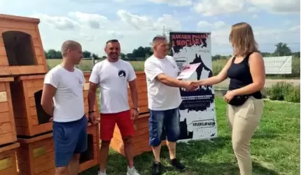 Za uzbierane w trakcie wystawy pieniądze zakupili budy dla schroniska