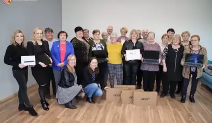 Przekazanie sprzętu dla Klubu Seniora w Konarach