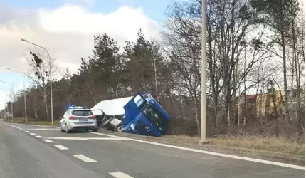 Na średzkiej obwodnicy ciężarówka wypadła z drogi