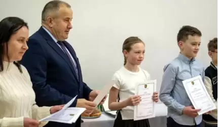 Wręczenie stypendiów naukowych w Szkole Podstawowej w Pisarzowicach, Miękini i Lutyni