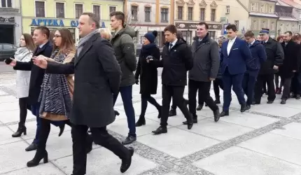 Maturzyści tańczą poloneza (transmisja na żywo)