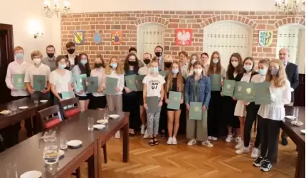 Stypendyści gminnych szkół nagrodzeni przez burmistrza