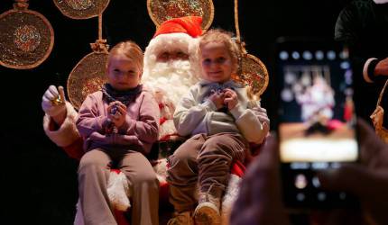 Jarmark Mikołajkowy w Kostomłotach – świąteczne inspiracje i blask choinki [zdjęcia]