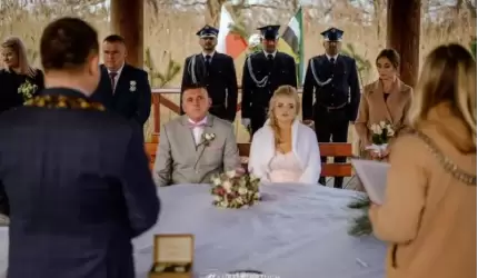 Listopadowy ślub plenerowy w Brodnie. Jak zorganizować taką ceremonię?