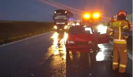 Osobówka uderzyła w busa