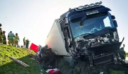 Tragedia na autostradzie! Śmierć poniosły 3 osoby, 5 trafiło do szpitali [zdjęcia]