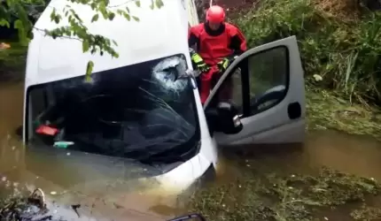 Między Szczepanowem, a Brodnem samochód wpadł do wody [raport strażaków]