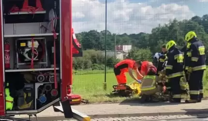 Zderzenie skutera z samochodem - dwie osoby trafiły do szpitala [raport strażaków]