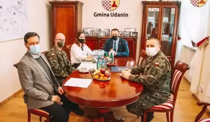 Przedstawiciele 10. Wrocławskiego Pułku Dowodzenia z wizytą u wójta gminy Udanin