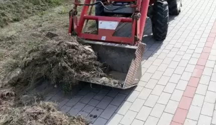 Trwa oczyszczanie powiatowych ścieżek rowerowych i dróg