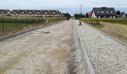 Trwa budowa drogi do kompleksu w Lutyni