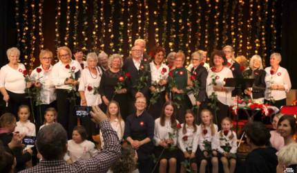 Patriotyczne nuty seniorów i dzieci – uroczysty koncert w średzkim Domu Kultury