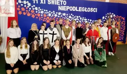 Uroczysty apel z okazji Święta Niepodległości w Szkole Podstawowej w Szczepanowie
