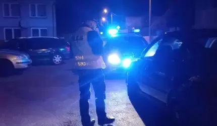 Mercedesem na zakazie – szybki finał w policyjnej celi i przed sądem