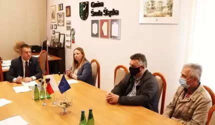 Kontrakty na budowę 35 lamp ulicznych