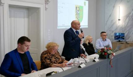 Listopadowa sesja Rady Powiatu: priorytety inwestycyjne na 2025 rok i kluczowe decyzje radnych