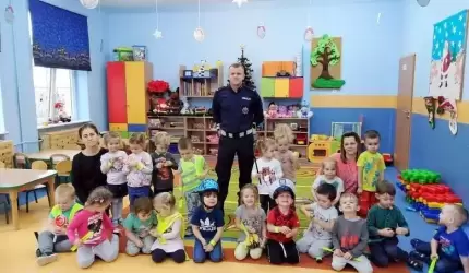 Policjant z wizytą u średzkich przedszkolaków