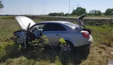 Samochód uderzył w barierki i wpadł do rowu