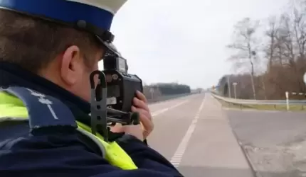 Jechał blisko 130 km/h w terenie zabudowanym. Stracił prawo jazdy