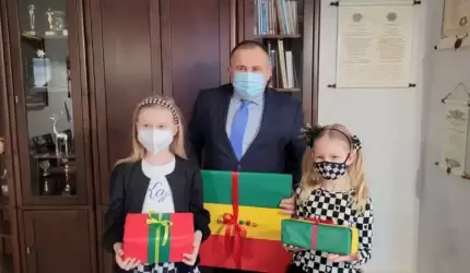 Kaja i Lila - utalentowane szachistki z Mrozowa z wizytą u wójta gminy Miękinia