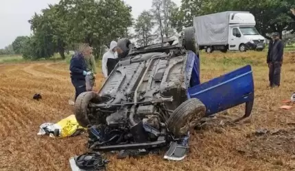 Dachowało auto. Kierowca doznał bardzo poważnych obrażeń