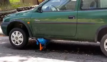 Coraz więcej porzuconych aut w mieście... Czy można się ich pozbyć?