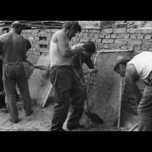 Robotnicy zatrudnieni przy pracach w obrębie starego miasta w Środzie Śląskiej.  Muzeum Narodowe we Wrocławiu (mnwr.pl)