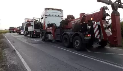Samochód w rowie i wypadek na A4 - interwencje strażaków