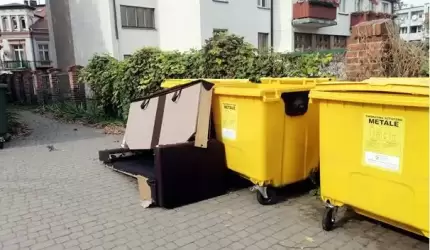 Wersalka na środku chodnika… gabaryty w Środzie Śląskiej żyją swoim życiem