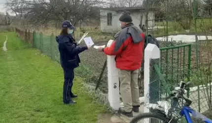 Dzielnicowi rozmawiali z działkowcami seniorami