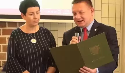 Wręczenie aktu powierzenia stanowiska nowemu Dyrektorowi SP nr 3 w Środzie Śl.