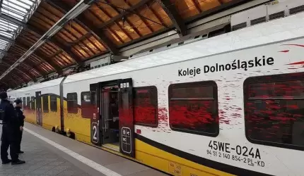 Wandal zniszczył pociąg. Wysoka nagroda za jego wskazanie!
