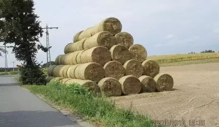 Czytelniczka: Taki stóg stwarza zagrożenie!