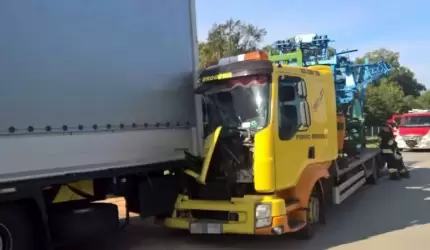 Kolizja na autostradzie. Laweta uderzyła w ciężarówkę