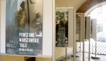 Szczególna wystawa na dziedzińcu średzkiego muzeum