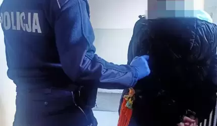 Najpierw spożywali alkohol, a później się pokłócili. Okazało się, że byli poszukiwani