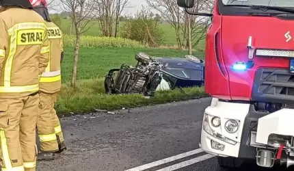 Dwa wypadki na drodze powiatowej, pożar samochodu, kolizja na autostradzie [raport strażaków]