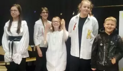 Młodzi aktorzy na scenie domu kultury