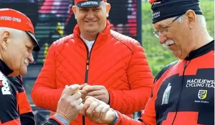 Zdrowych i wesołych świąt życzą Dariusz Maciejewski i Rycerze Rolanda