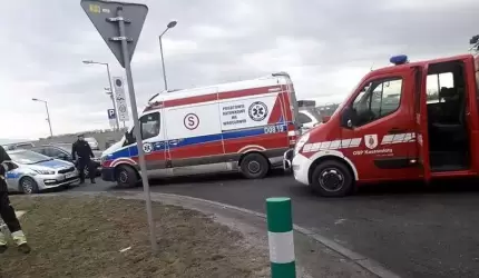 Wypadek przy stacji paliw koło Wichrowa. Poszkodowana kobieta i troje dzieci