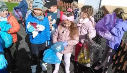 Przedszkolaki z Ciechowa sprzątają świat
