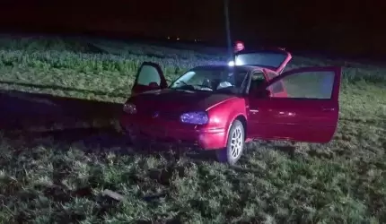 Pomiędzy Gościsławem, a Kostomłotami dachowała osobówka