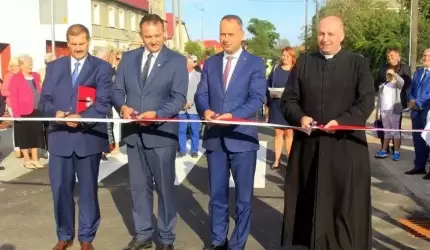 Uroczyste otwarcie drogi i poświęcenie tablicy pamiątkowej  w Lusinie