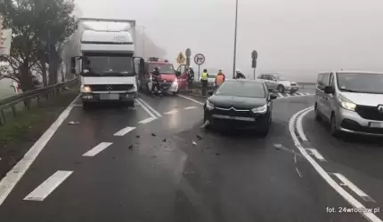 Wypadek na zjeździe w Kostomłotach. Poszkodowana jedna osoba