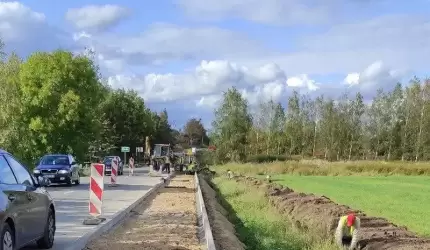 Pomiędzy Pisarzowicami, a Wilkszynem trwa budowa chodnika