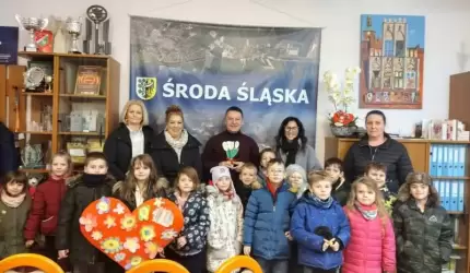 Dzieci z Przedszkola nr 1 z życzeniami urodzinowymi u Burmistrza