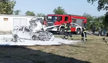 W Rakoszycach paliły się dwa auta