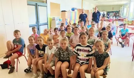 Spotkanie policjantów z dziećmi korzystającymi z półkolonii na terenie gminy Malczyce